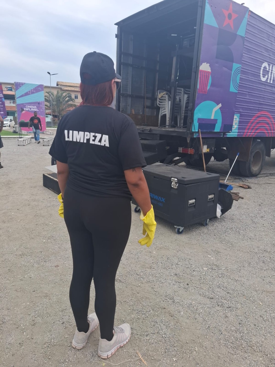 Profissional de limpeza em evento